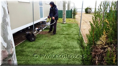 Manteniment de la gespa artificial del Camping Riembau