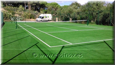 Construcció de pista de tennis: gespa artificial, tancament perimetral i il·luminació