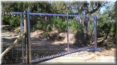 Instal·lació de malla anudada i porta corredissa.