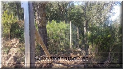 Instal·lació de malla anudada i porta corredissa.